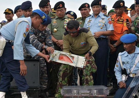Divers retrieve second AirAsia black box - VIDEO